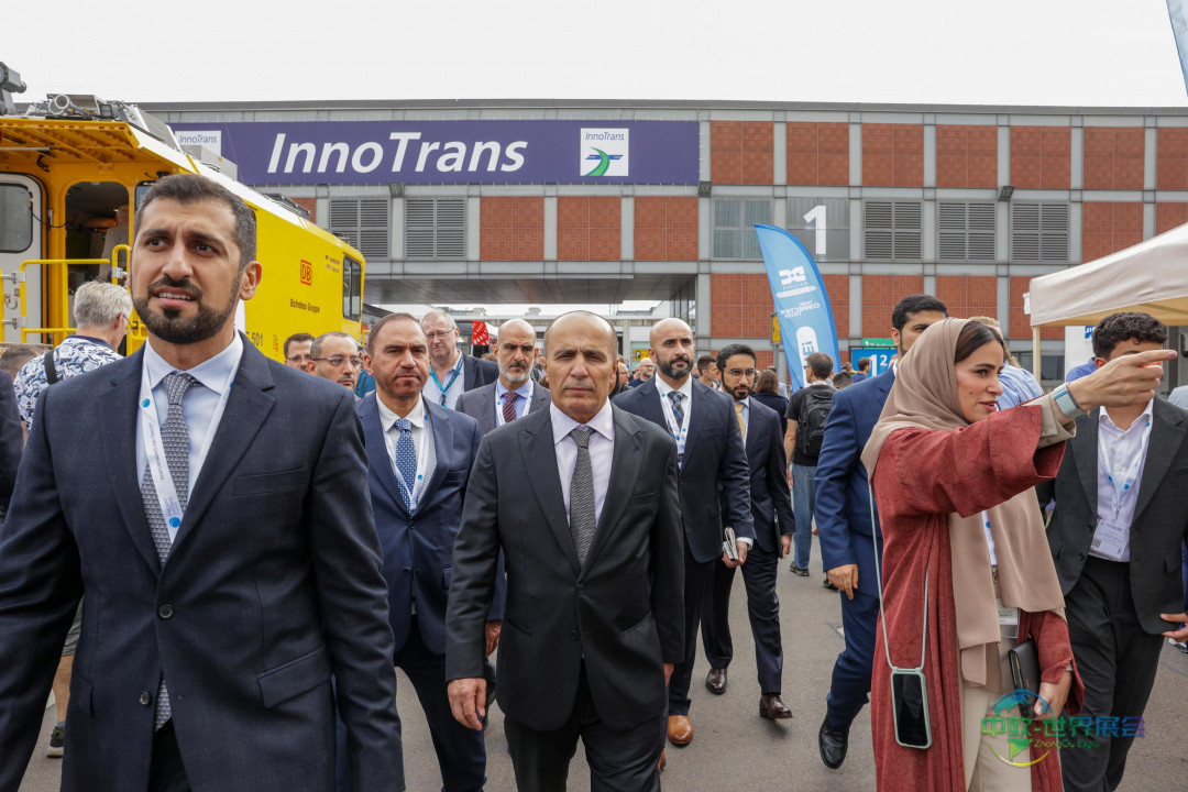 迪拜道路运输管理局局长马塔尔·阿尔·塔伊尔阁下参观展会多家参展商