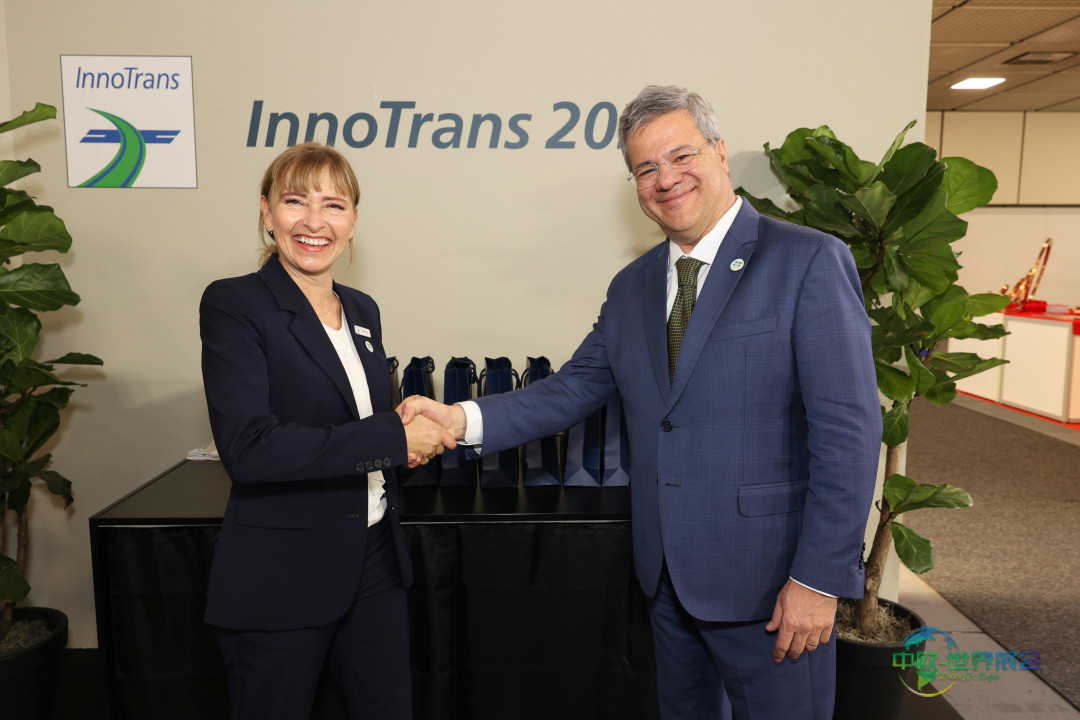 巴西代表团成员罗德里戈·维拉萨(右)受到展会总监克尔斯汀·舒尔茨欢迎