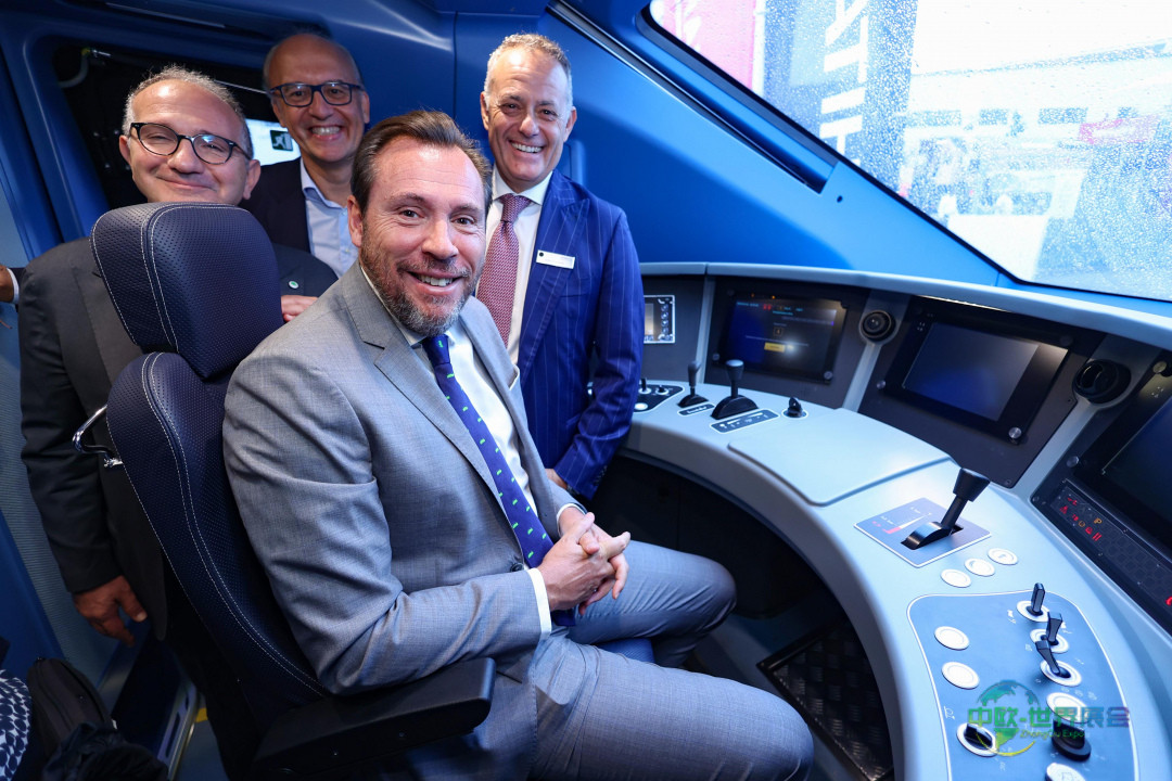 西班牙交通部长奥斯卡·普恩特·圣地亚哥在户外展区参观时体验列车驾驶舱