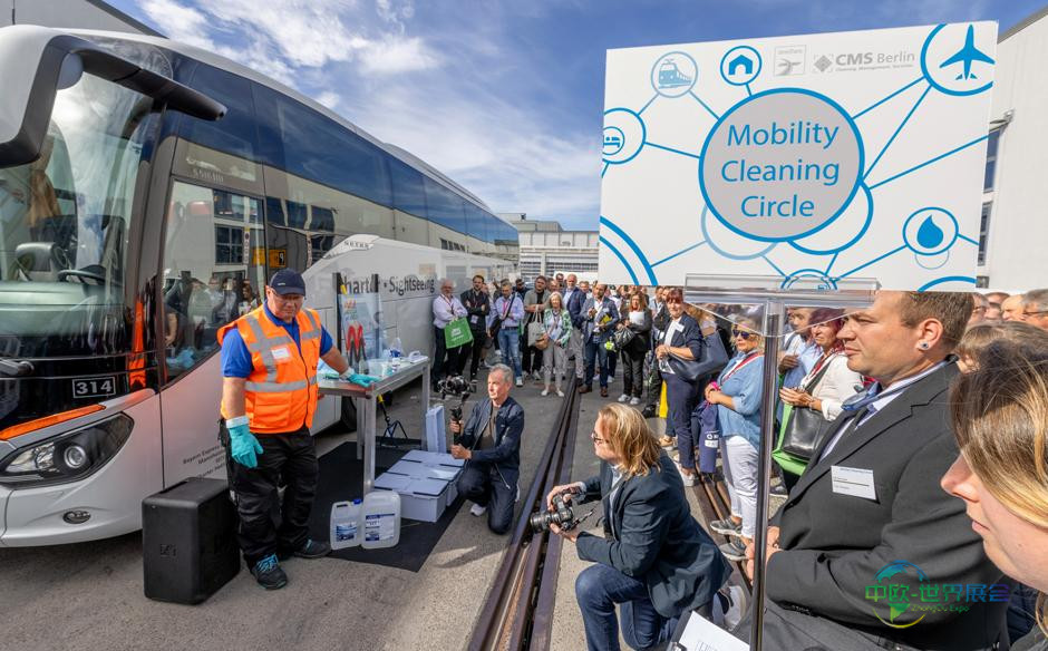 InnoTrans展会户外展区,人群与列车相映成趣