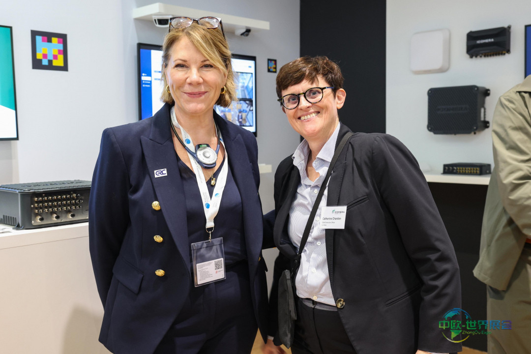 美国通勤铁路联盟CEO凯莉安·加拉格尔与Icomera公司CEO凯瑟琳·沙尔东交流