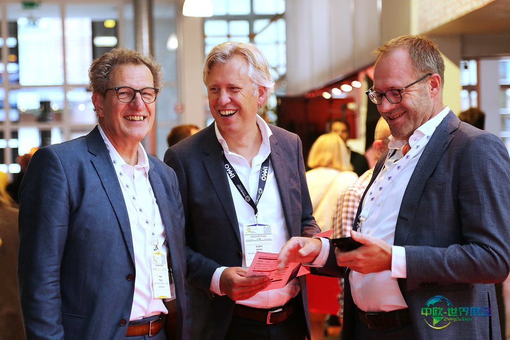 三位商务人士在交通会议上交流,面带微笑审阅文件