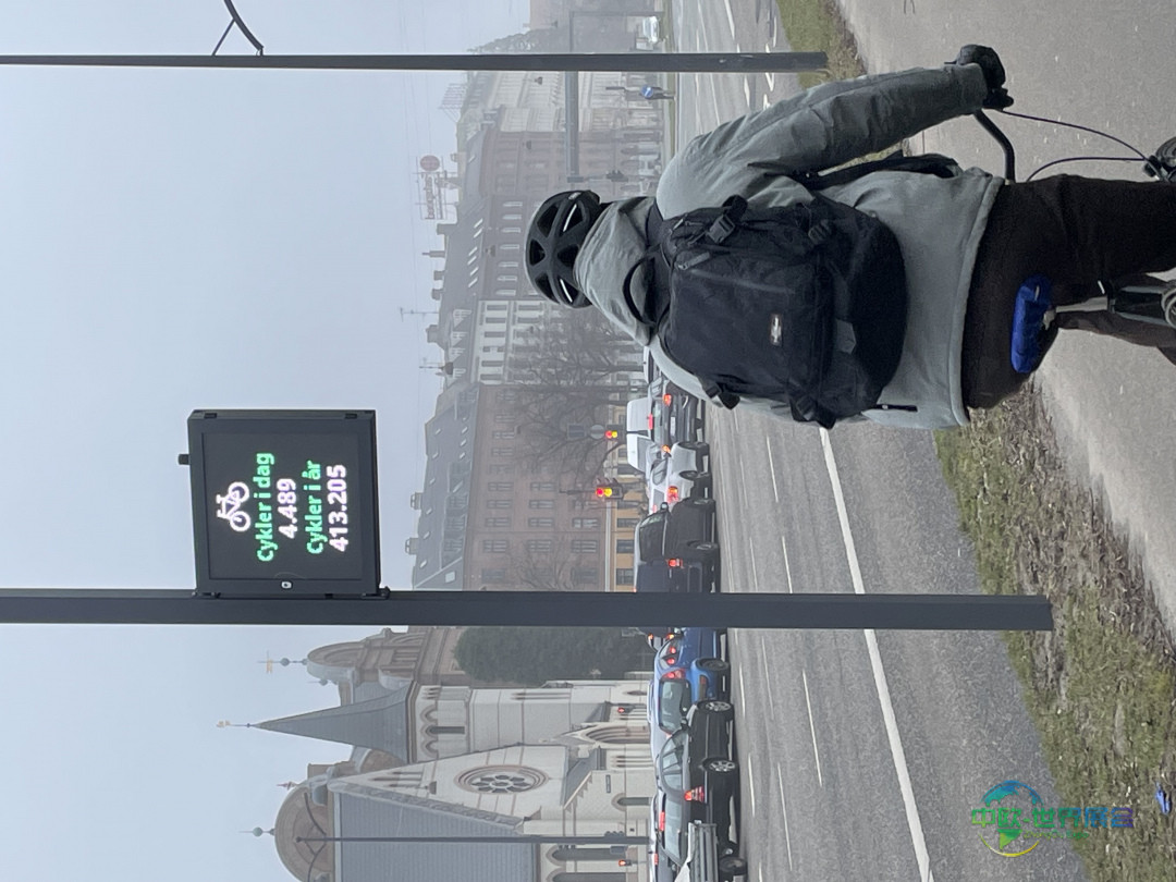 哥本哈根某繁忙走廊显示每日及年度骑行数量的可变信息牌