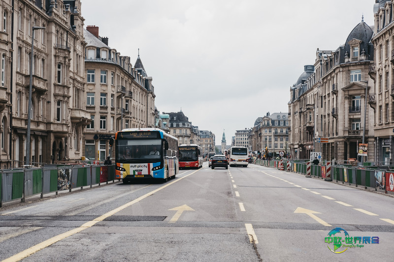 卢森堡市中心的城市公交车,体现全国免费公交政策