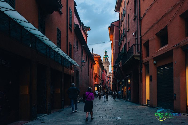 博洛尼亚街道上步行与骑行的人群