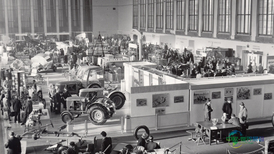 1954年绿色周农业机械展厅内景,多个展位与参观者齐聚一堂。