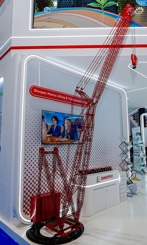 起运公司携全球首台14000吨轨道式起重机亮相ADIPEC 2025阿布扎比国际石油展