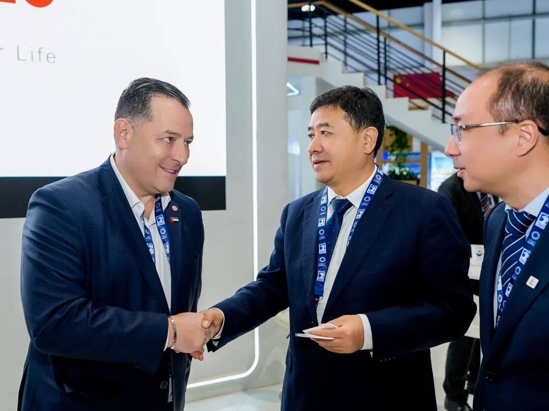 起运公司携全球首台14000吨轨道式起重机亮相ADIPEC 2025阿布扎比国际石油展