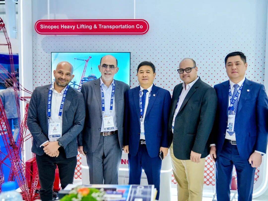 起运公司携全球首台14000吨轨道式起重机亮相ADIPEC 2025阿布扎比国际石油展