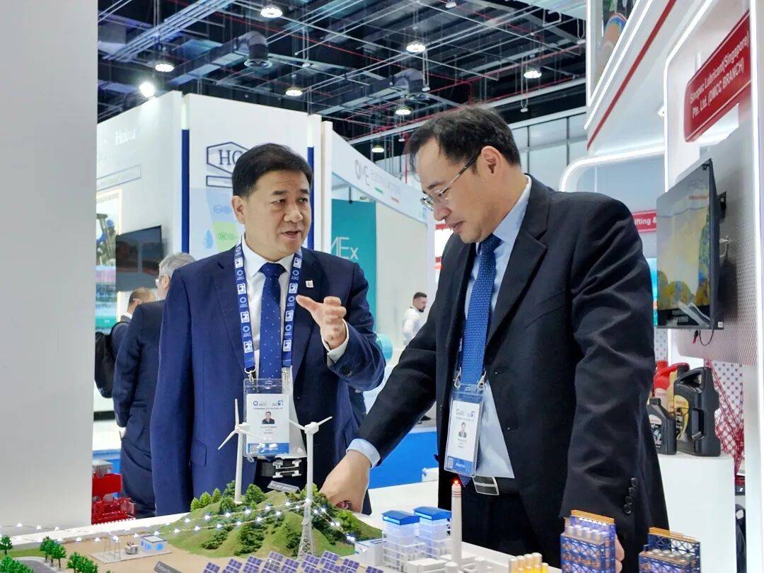 起运公司携全球首台14000吨轨道式起重机亮相ADIPEC 2025阿布扎比国际石油展