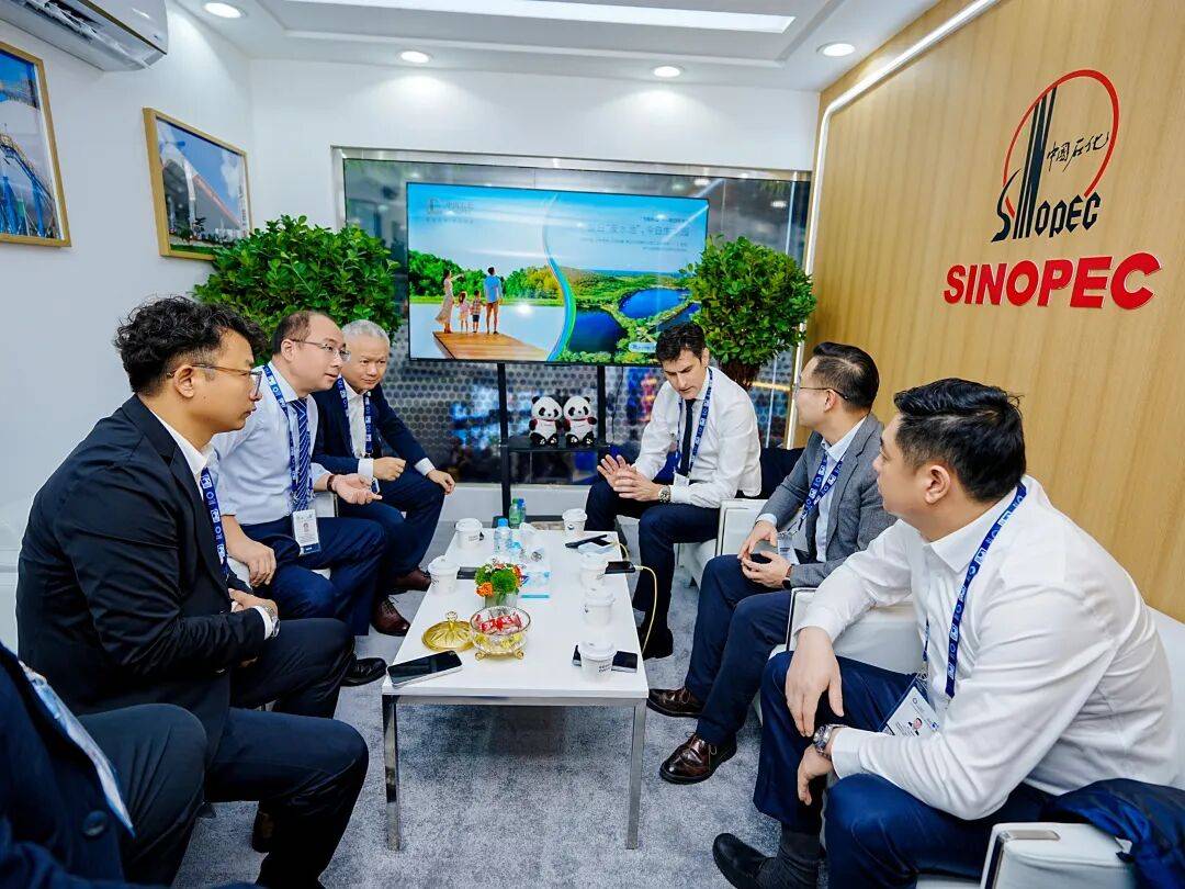 起运公司携全球首台14000吨轨道式起重机亮相ADIPEC 2025阿布扎比国际石油展