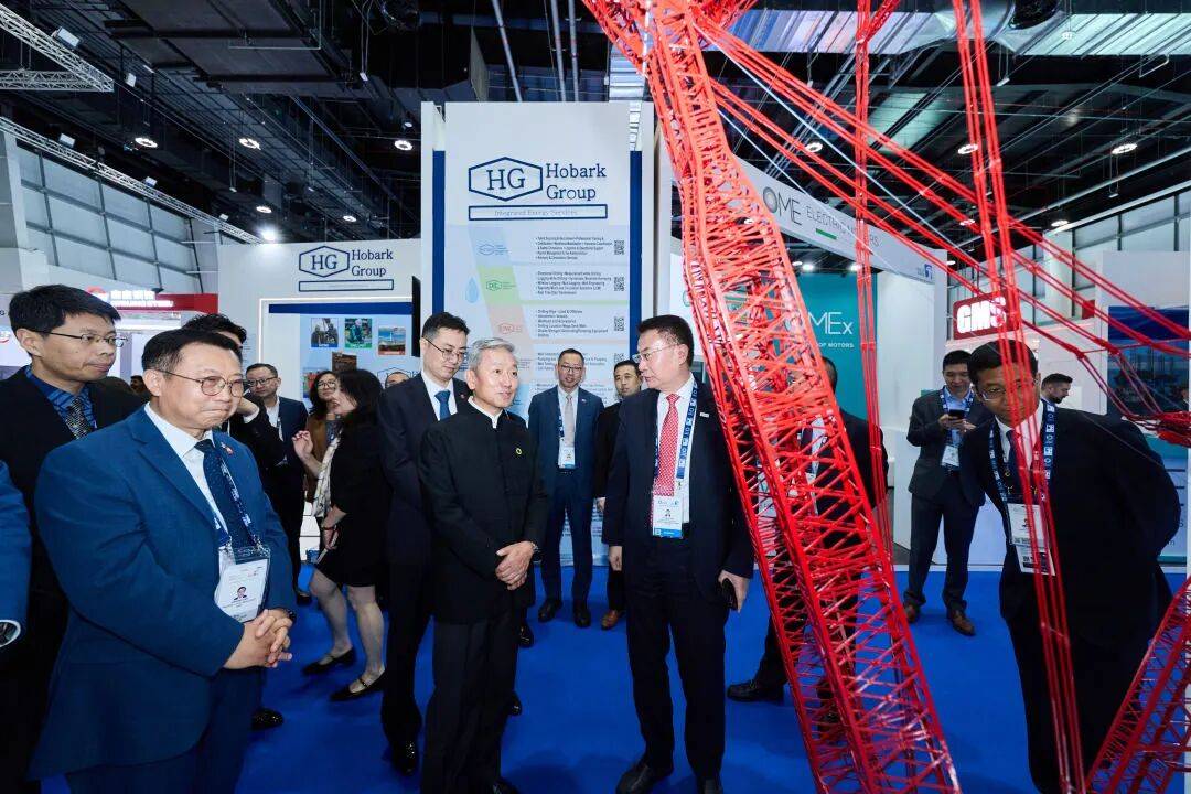 起运公司携全球首台14000吨轨道式起重机亮相ADIPEC 2025阿布扎比国际石油展