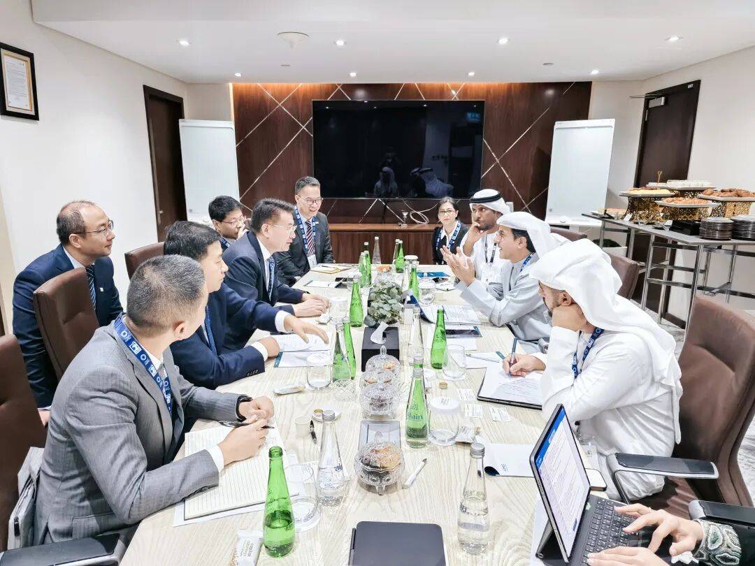 起运公司携全球首台14000吨轨道式起重机亮相ADIPEC 2025阿布扎比国际石油展