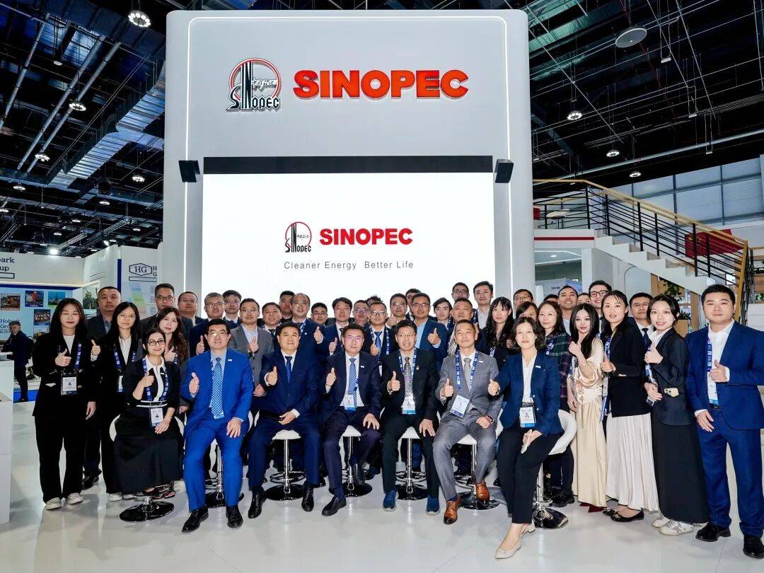 起运公司携全球首台14000吨轨道式起重机亮相ADIPEC 2025阿布扎比国际石油展