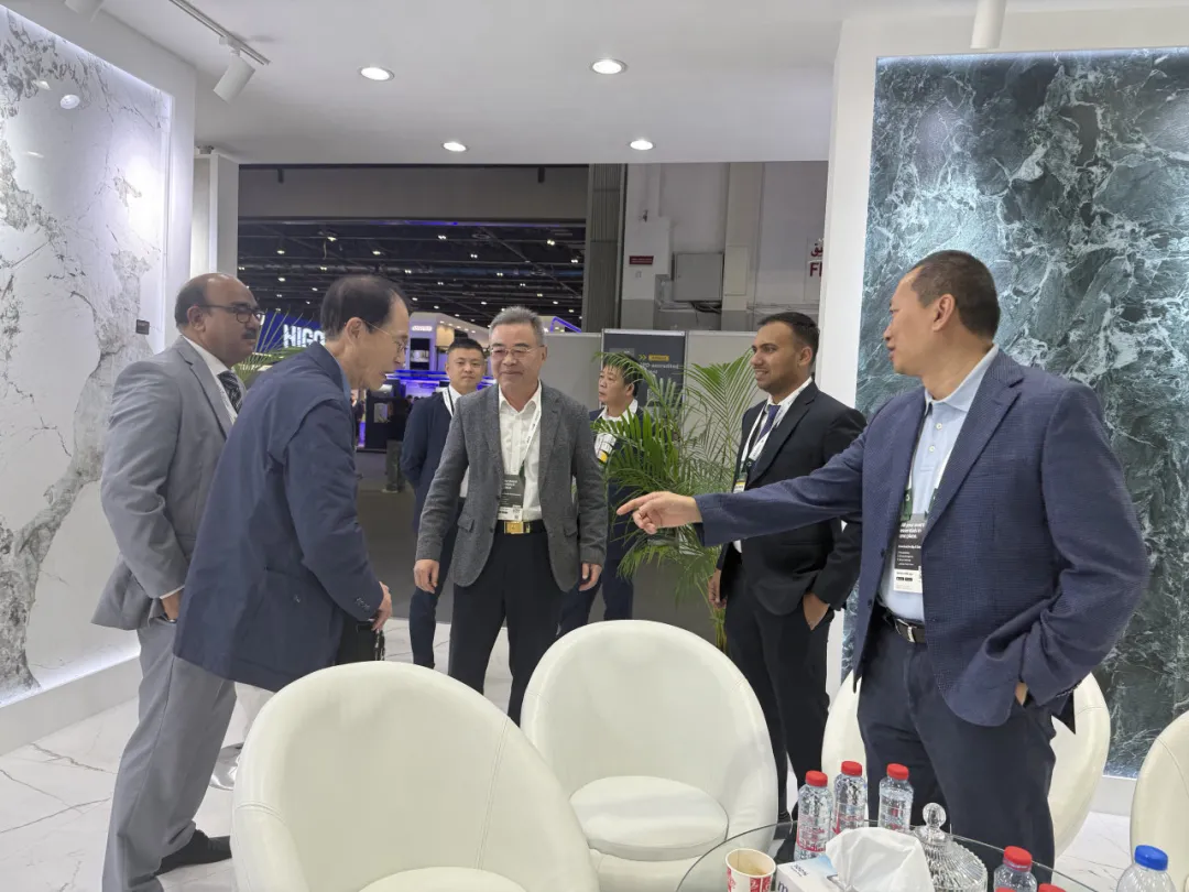 马可波罗瓷砖惊艳亮相2025年中东迪拜五大行业展