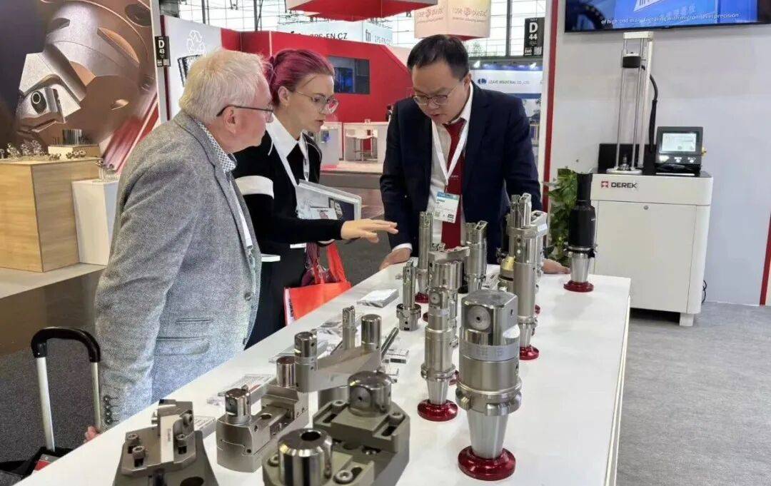 展会直击 | 聚焦 EMO 2025汉诺威国际机床展，德克刀具阻尼减振、万向角度头等技术产品引发关注，获展会客户高度认可。
