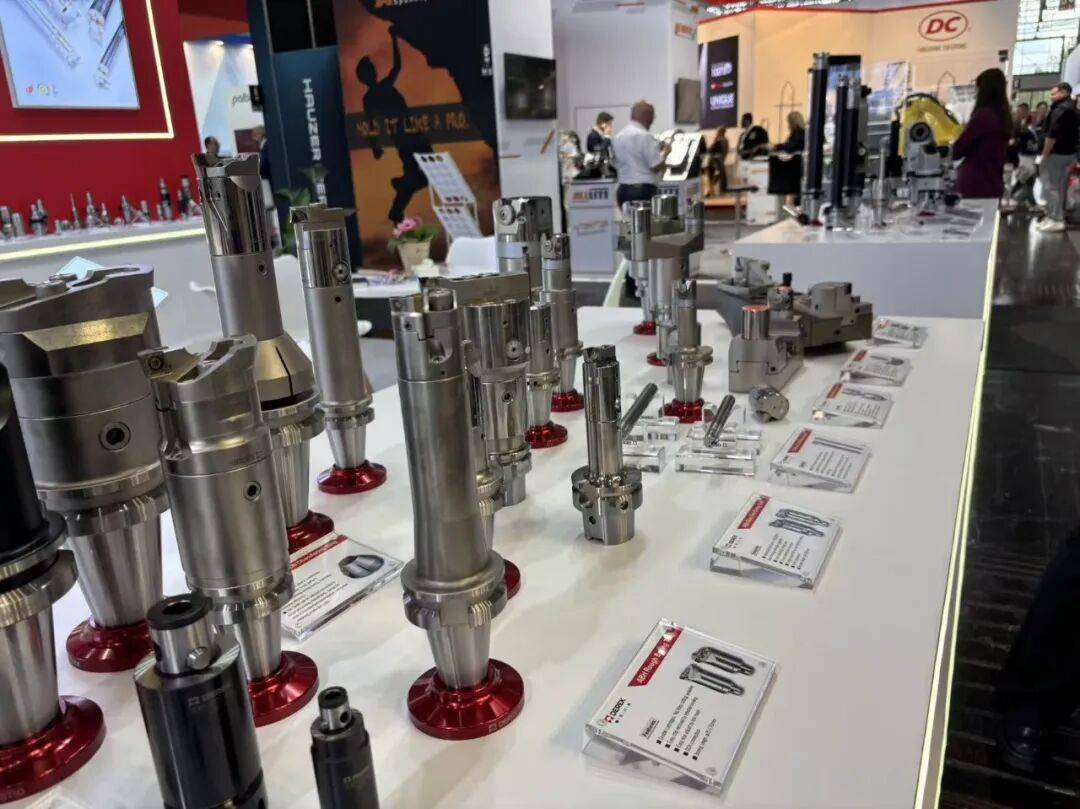 展会直击 | 聚焦 EMO 2025汉诺威国际机床展，德克刀具阻尼减振、万向角度头等技术产品引发关注，获展会客户高度认可。