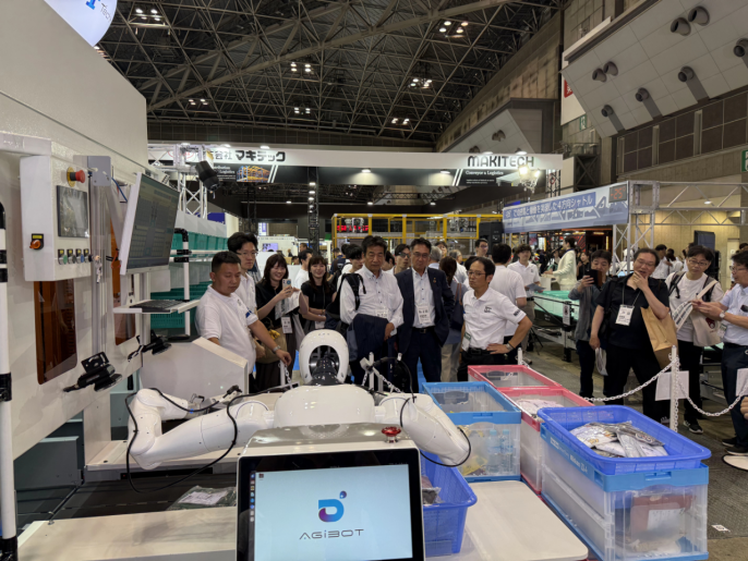 智元机器人携手德马科技亮相2025年日本国际物流展