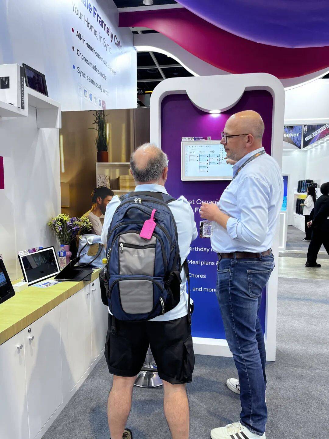 2025年香港电子展现场直击：智象信息Whale Framely首秀，开启家庭智慧生活新方式