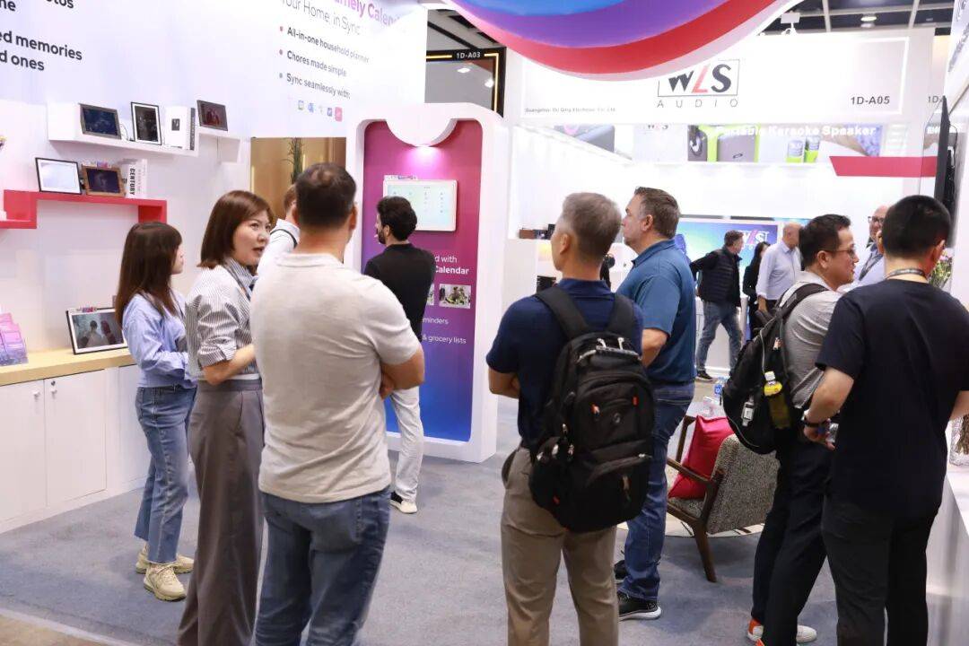 2025年香港电子展现场直击：智象信息Whale Framely首秀，开启家庭智慧生活新方式