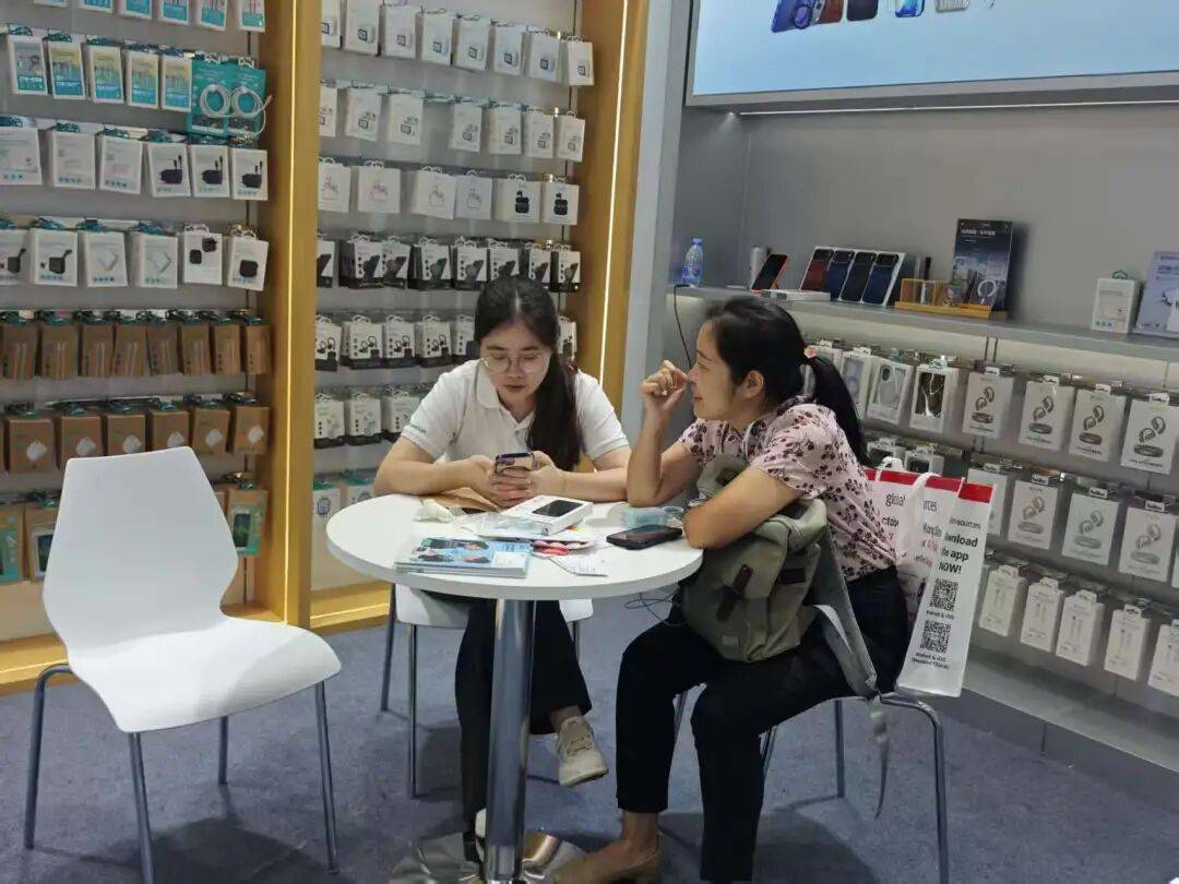 DEVIA 迪沃 2025香港环球资源电子展火热进行中，我们在6R17-6Q18展会等您