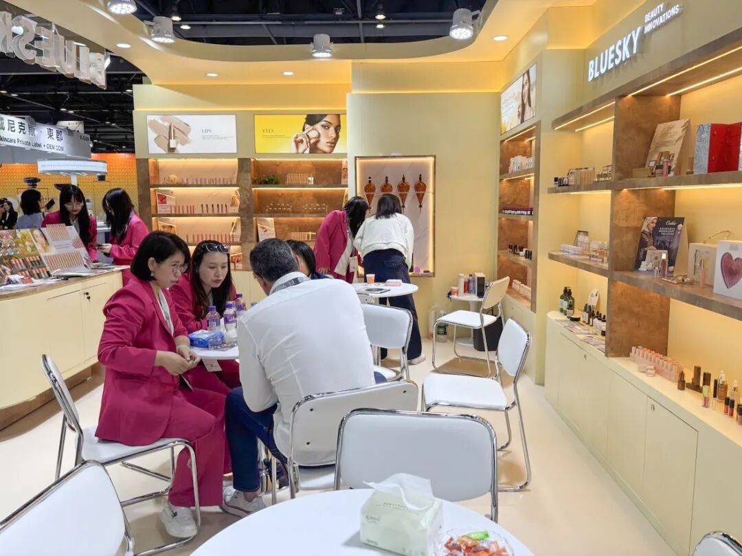 双馆齐绽，载誉而归！广州蓝之天闪耀2025香港亚太区美容展，精彩收官！