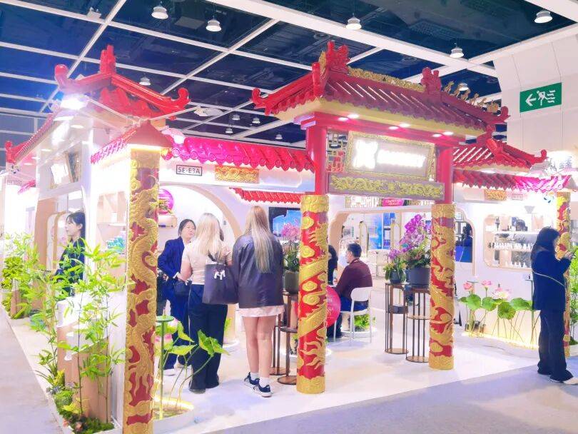 双馆齐绽，载誉而归！广州蓝之天闪耀2025香港亚太区美容展，精彩收官！