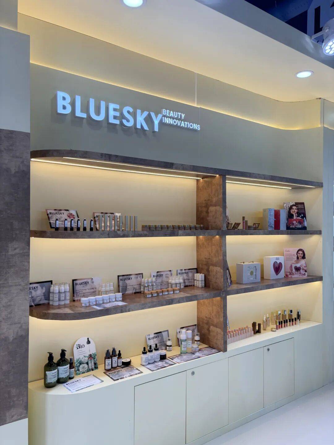 双馆齐绽，载誉而归！广州蓝之天闪耀2025香港亚太区美容展，精彩收官！