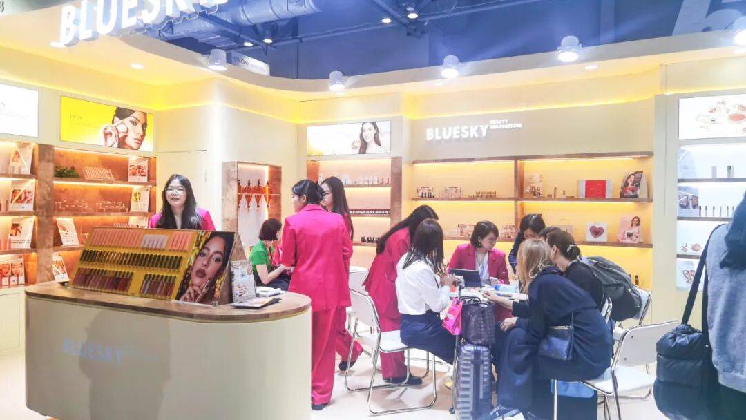 双馆齐绽，载誉而归！广州蓝之天闪耀2025香港亚太区美容展，精彩收官！