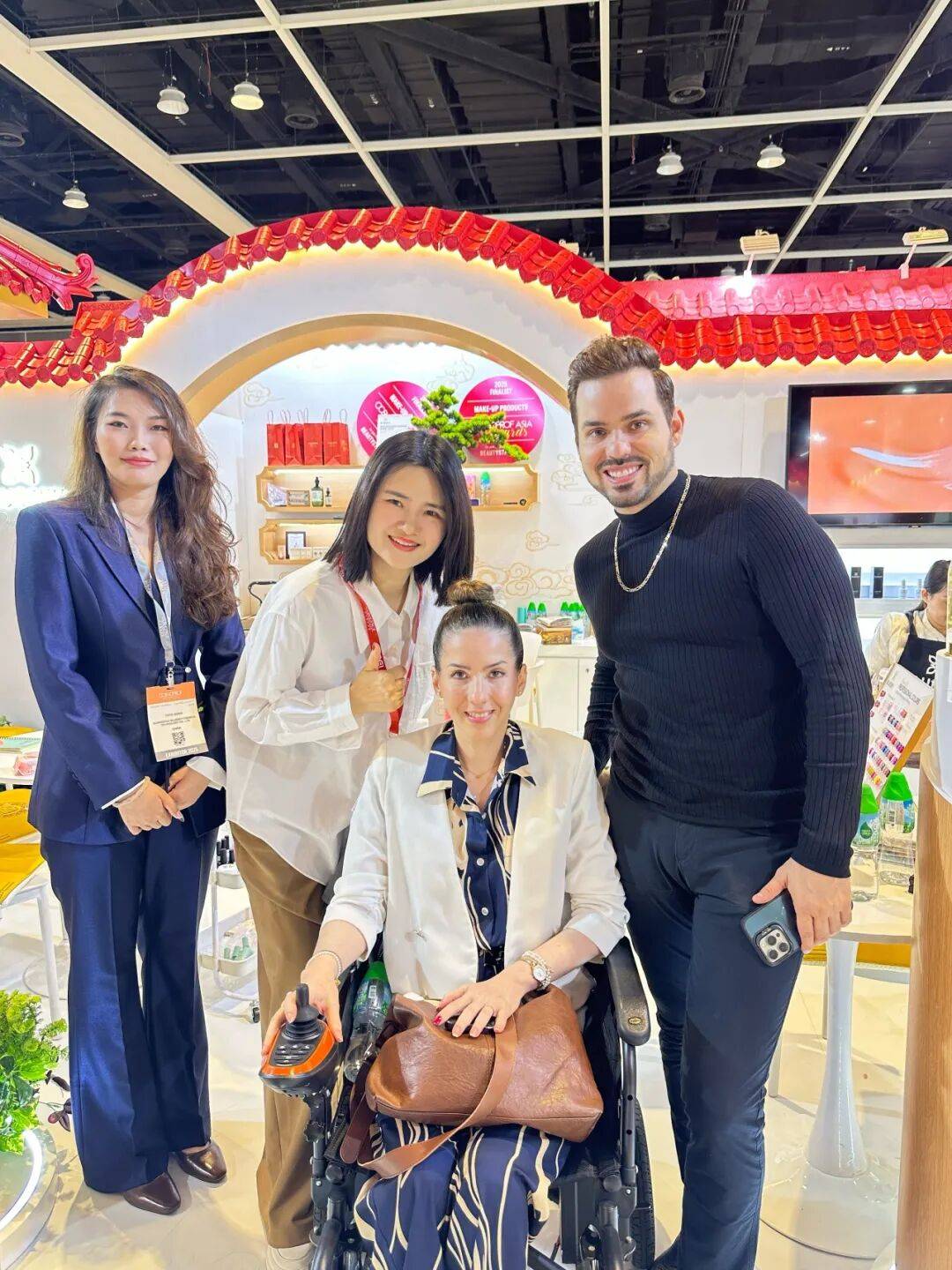 双馆齐绽，载誉而归！广州蓝之天闪耀2025香港亚太区美容展，精彩收官！