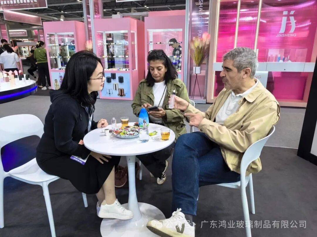 广东鸿业玻璃制品有限公司参展2025年亚太区美容展DAY3|续写合作新篇