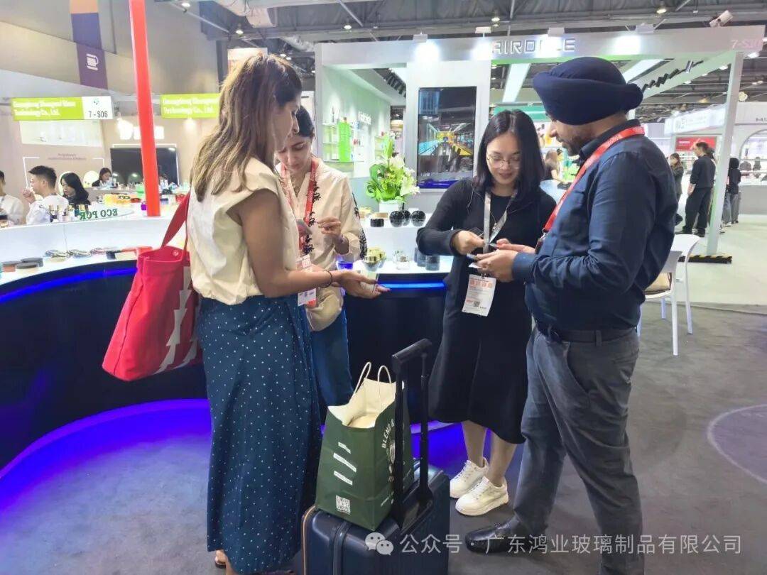广东鸿业玻璃制品有限公司参展2025年亚太区美容展DAY3|续写合作新篇