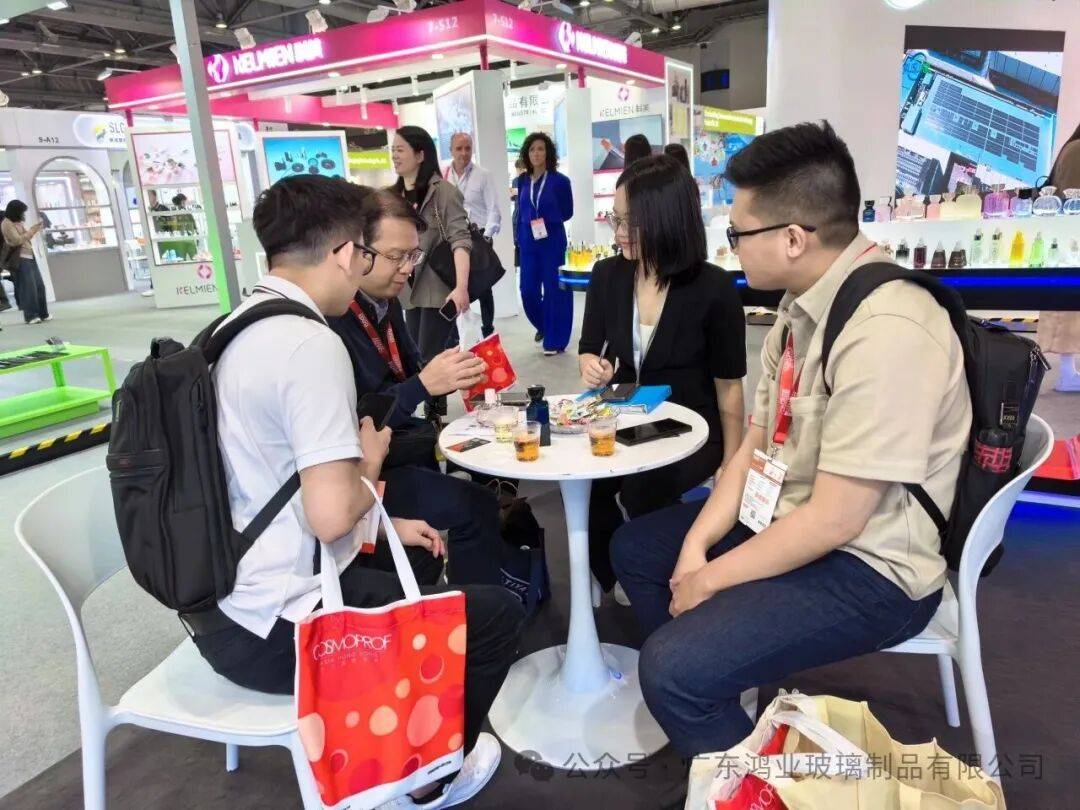 广东鸿业玻璃参展2025年亚太区美容展DAY1|玻璃包材“颜值＋实力”担当来啦！