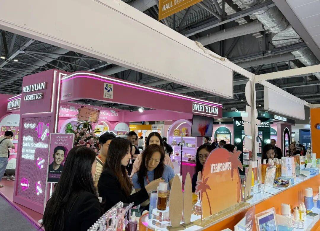 2025香港亚太美容展首日盛况：全球客商亲临展位见证澳思美环保创新产品精彩魅力