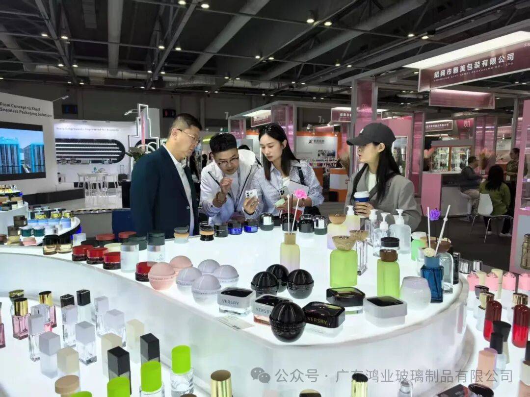 广东鸿业玻璃制品有限公司参展2025年亚太区美容展DAY3|续写合作新篇