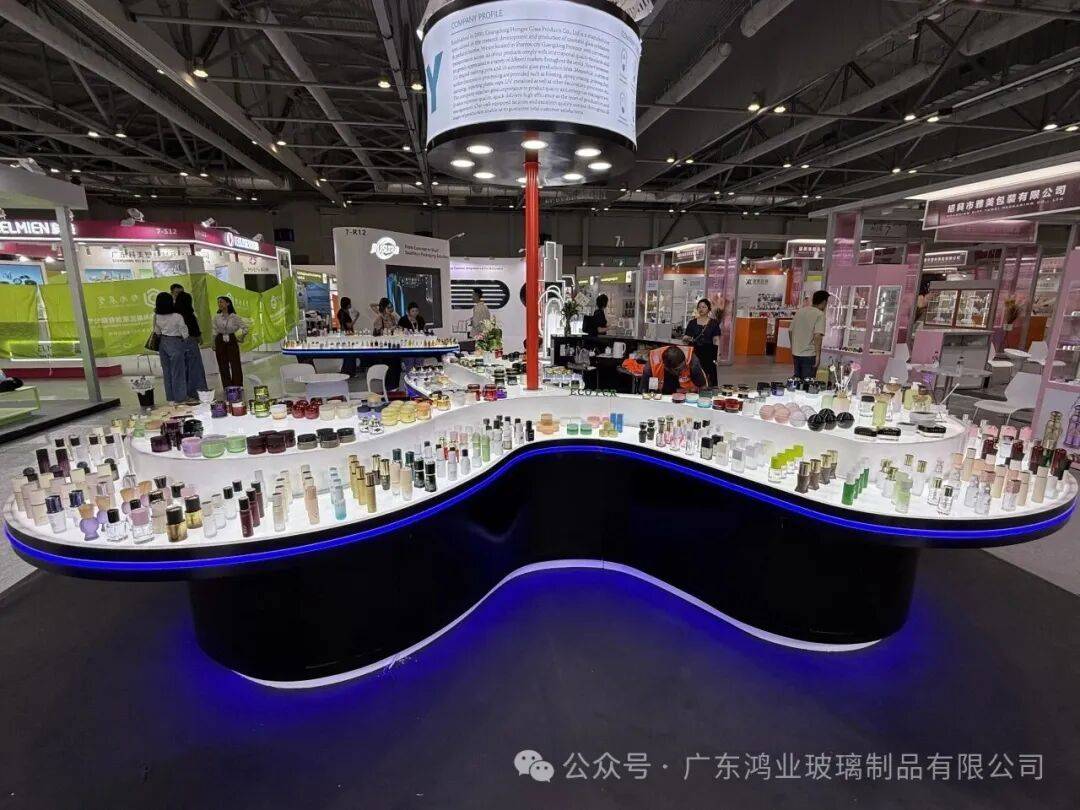 广东鸿业玻璃参展2025年亚太区美容展DAY1|玻璃包材“颜值＋实力”担当来啦！