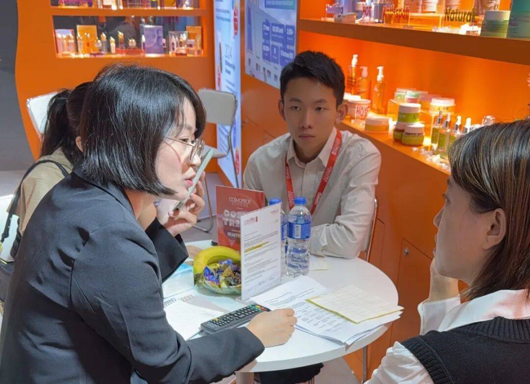 2025香港亚太美容展首日盛况：全球客商亲临展位见证澳思美环保创新产品精彩魅力