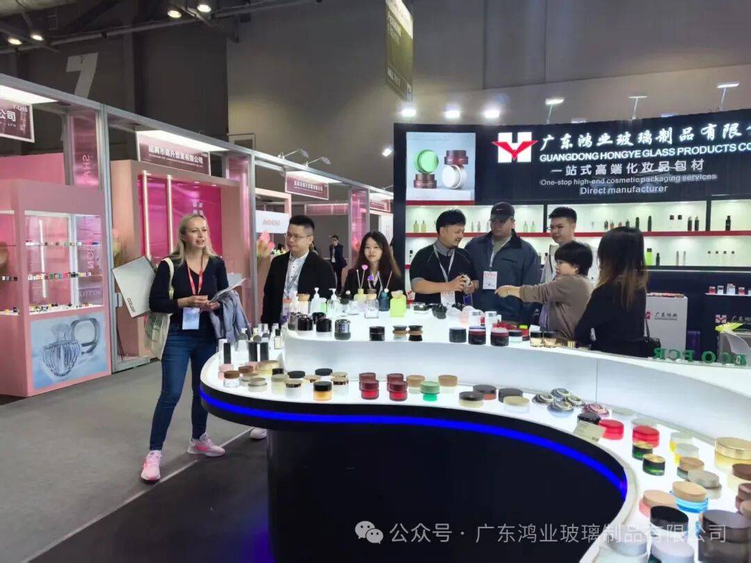 广东鸿业玻璃制品有限公司参展2025年亚太区美容展DAY3|续写合作新篇