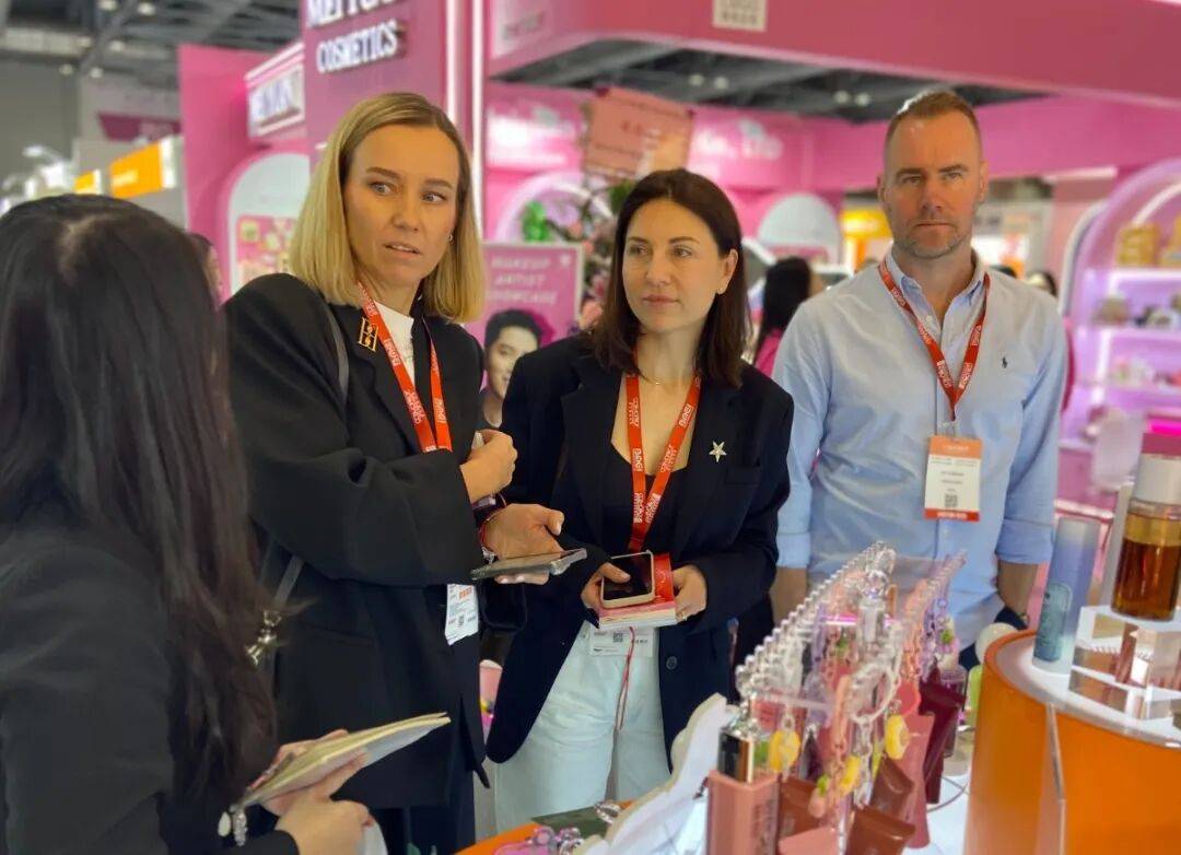 2025香港亚太美容展首日盛况：全球客商亲临展位见证澳思美环保创新产品精彩魅力