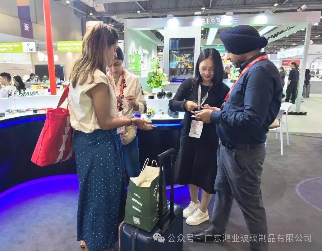 广东鸿业玻璃制品有限公司参展2025年亚太区美容展DAY3|续写合作新篇