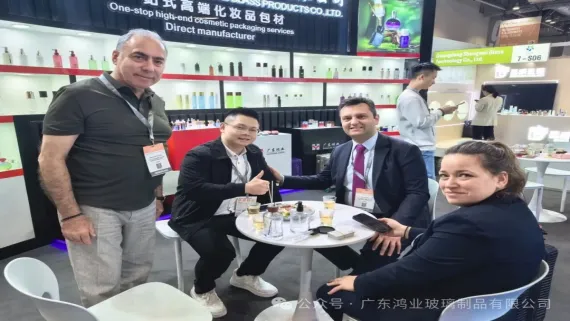 广东鸿业玻璃制品有限公司参展2025年亚太区美容展DAY3|续写合作新篇