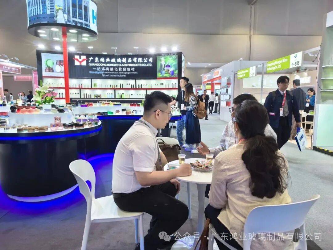 广东鸿业玻璃参展2025年亚太区美容展DAY1|玻璃包材“颜值＋实力”担当来啦！