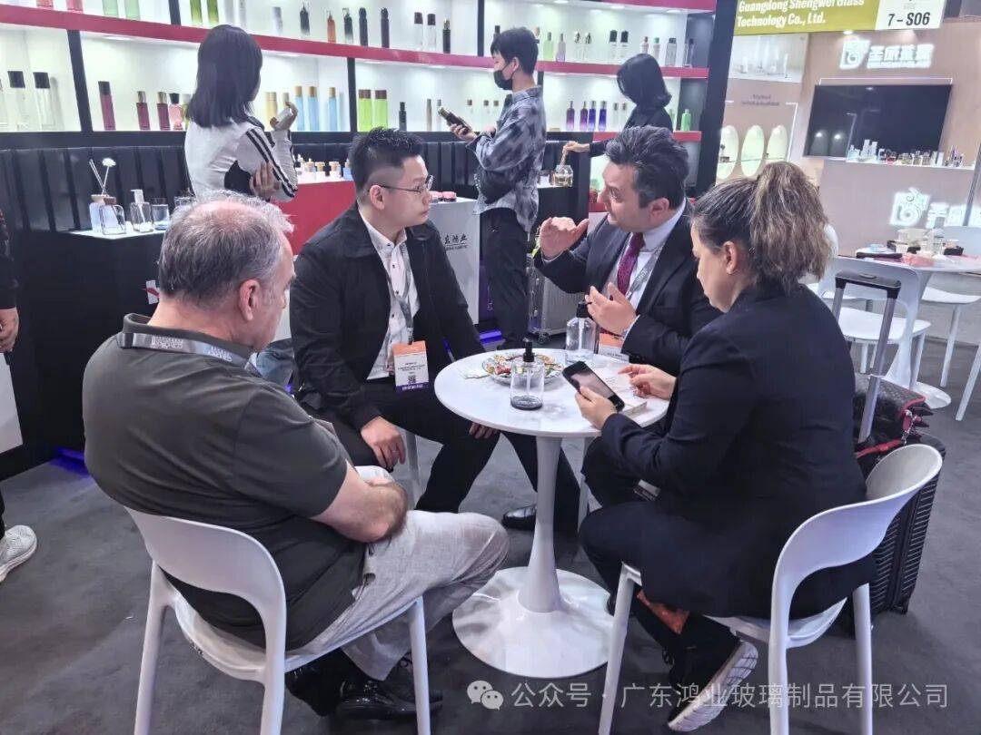 广东鸿业玻璃制品有限公司参展2025年亚太区美容展DAY3|续写合作新篇