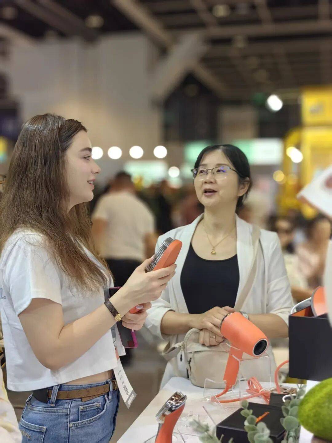 2025年亚太美容展“流量之王”：渲美的吸睛个护仪器产品实力破圈