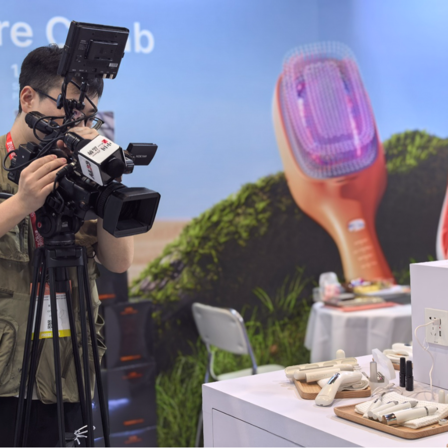 2025年亚太美容展“流量之王”：渲美的吸睛个护仪器产品实力破圈