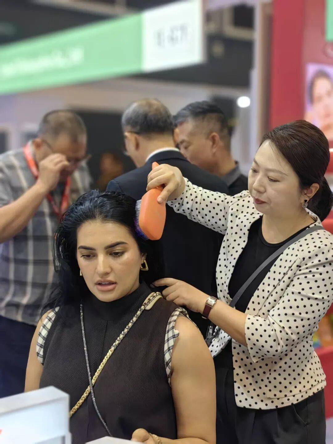 2025年亚太美容展“流量之王”：渲美的吸睛个护仪器产品实力破圈