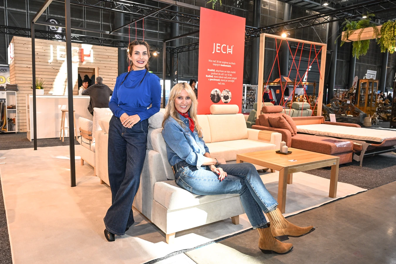 2025年捷克布尔诺国际家具及家居用品展览会：Eva Decastelo与Kateřina Průšová的参观体验