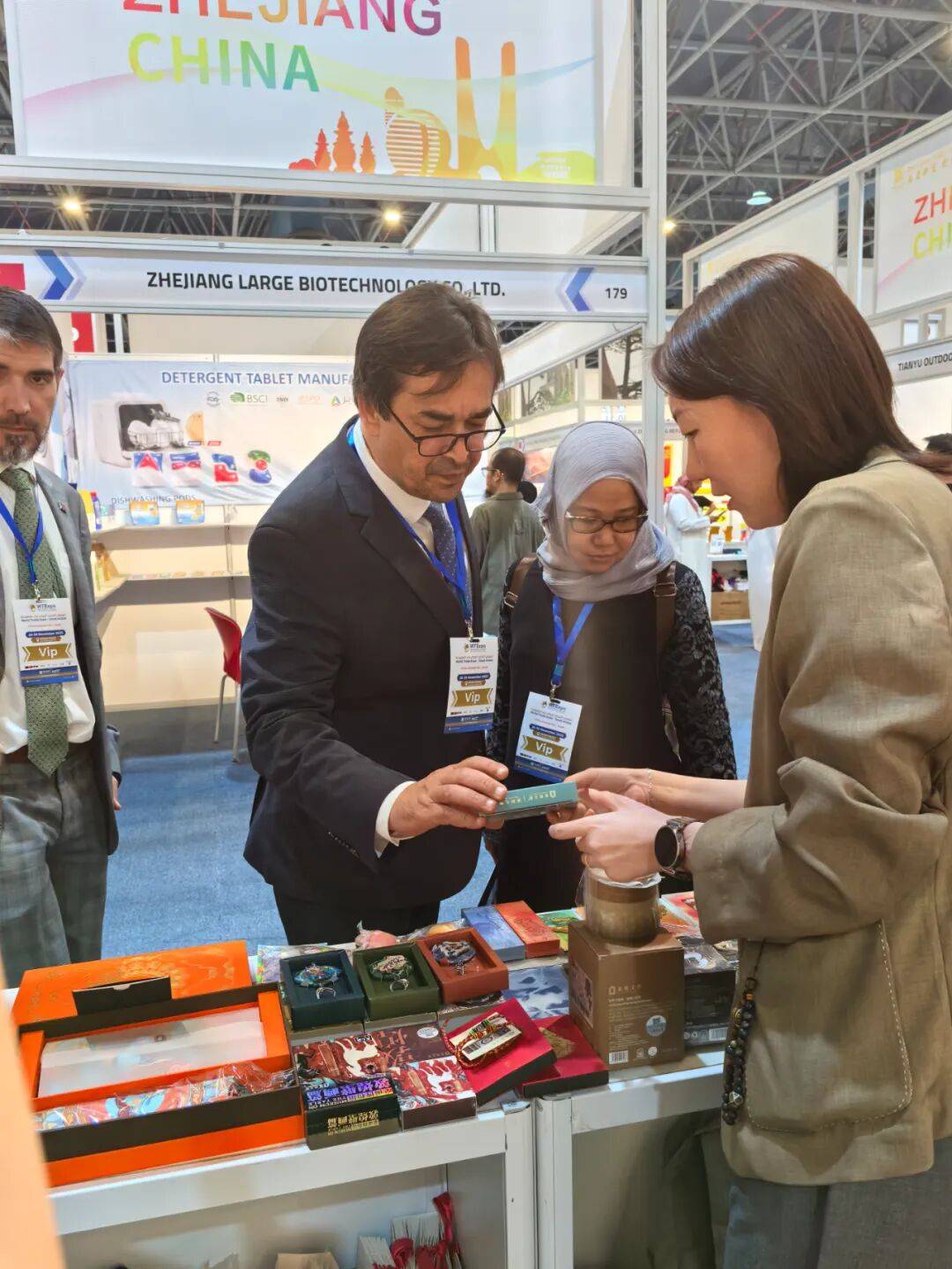 艺述东西 | 中国文化IP出海：敦煌文创产品亮相2025年沙特国际贸易展