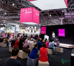 照片：2024年BEAUTY商业舞台听众凝神聆听演讲；版权：杜塞尔多夫展览公司/安德烈亚斯·维泽