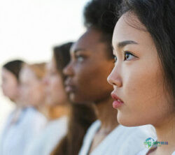 照片：不同种族的女性站成一排；版权：Anna Shvets/pexels